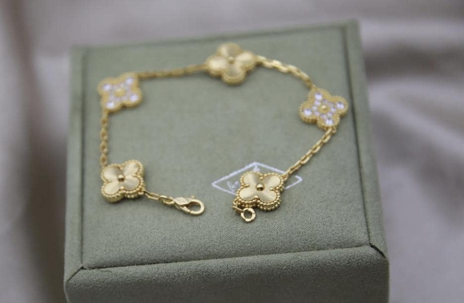 18k Gold Diamond Clover bracelet