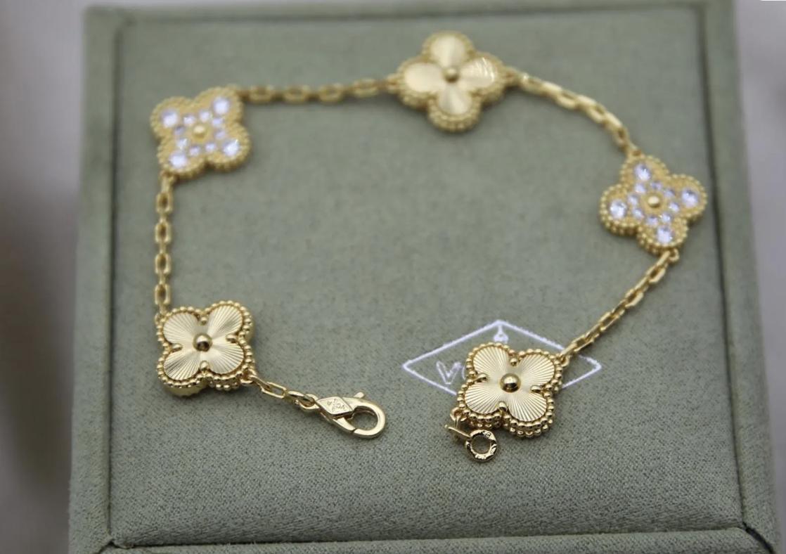 18k Gold Diamond Clover bracelet